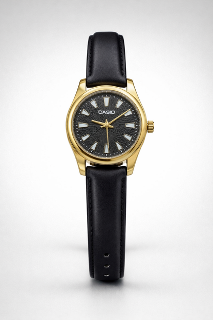 Montre Casio Classique – Boîtier Doré, Cadran Noir Texturé & Bracelet en Cuir