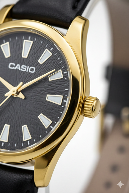 Montre Casio Classique – Boîtier Doré, Cadran Noir Texturé & Bracelet en Cuir